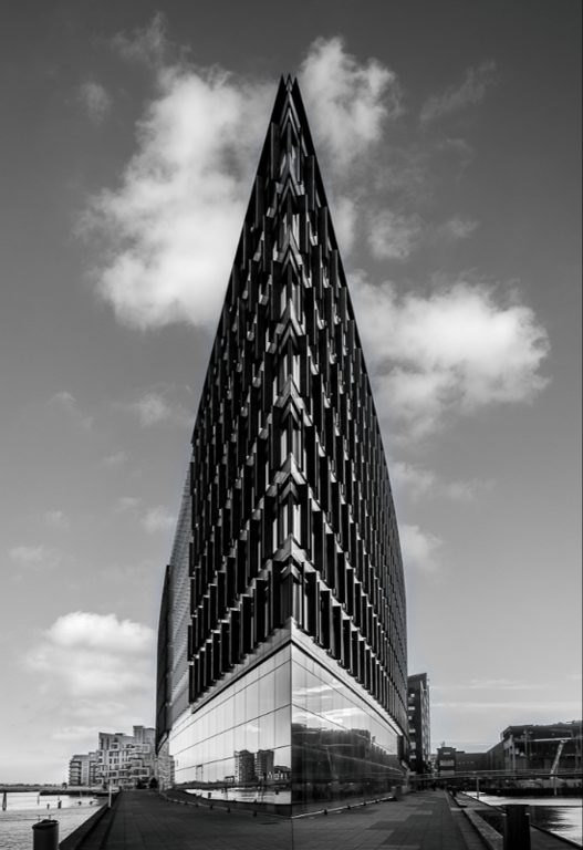 Allers hovedkontor ved Bryggebroen i København i smukke gråtoner. 