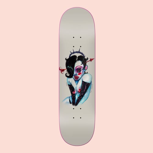 Skateboard med illustration af en blå hudet kvinde med sort hår, sorte handsker og en krone med en pil gennem hovedet. (1)