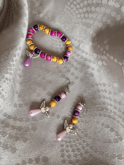 Colourfull, armbånd og halskæde, sæt. Perler i acryl og forsølvede mellem stykker, farver er mange, der er en engel i armbåndet. (2)