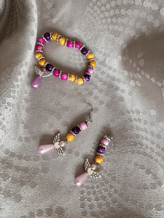 Colourfull, armbånd og halskæde, sæt. Perler i acryl og forsølvede mellem stykker, farver er mange, der er en engel i armbåndet. billede 2
