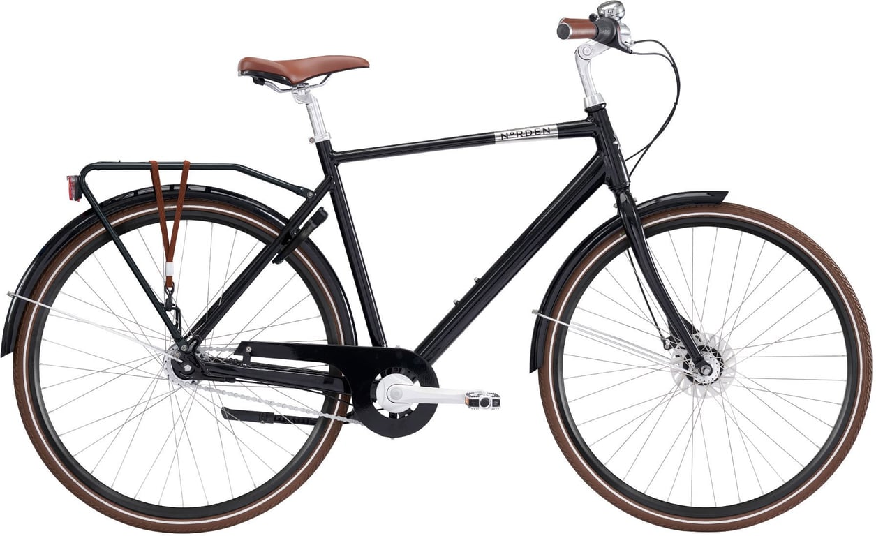 Sort klassisk herrecykel med brunt sæde og håndtag, skærme over begge hjul og bagagebærer.
