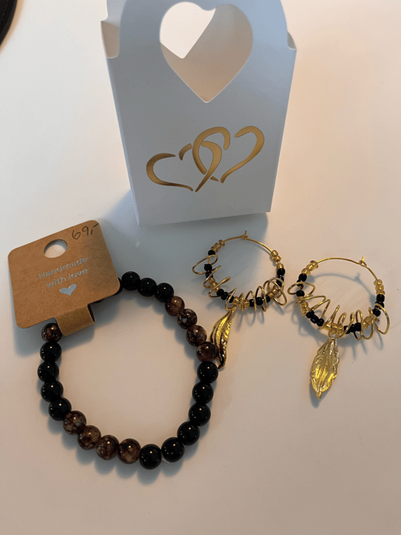 Guld og sorte perler med snoet wire omkring creolerne  billede 4