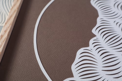 30x30cm papercut, støvet brun, indrammet 