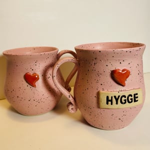 Keramik krus med tekst - Hygge – produktbillede