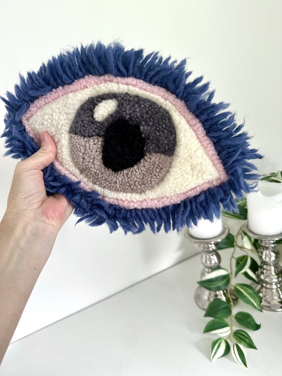 Tuftet øje som vægophæng – håndlavet i 100% uld 