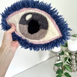 Tuftet øje som vægophæng – håndlavet i 100% uld  – produktbillede