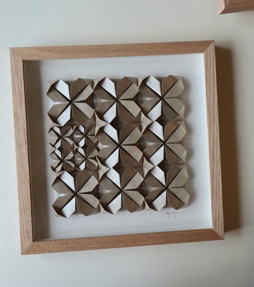 30x30cm foldet værk. beige, indrammet 