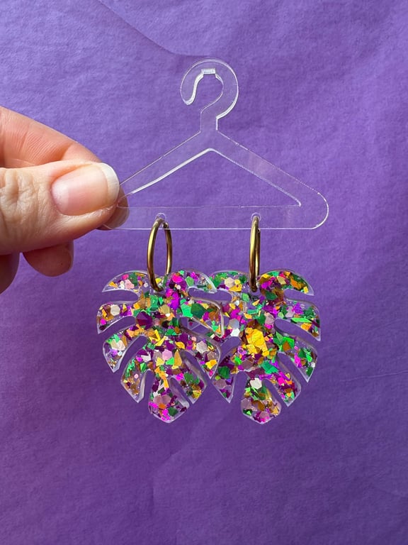 Store monstera i “Harleyquin”