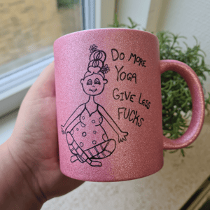 Krus: do more yoga give less fucks Pink Glimmer – produktbillede