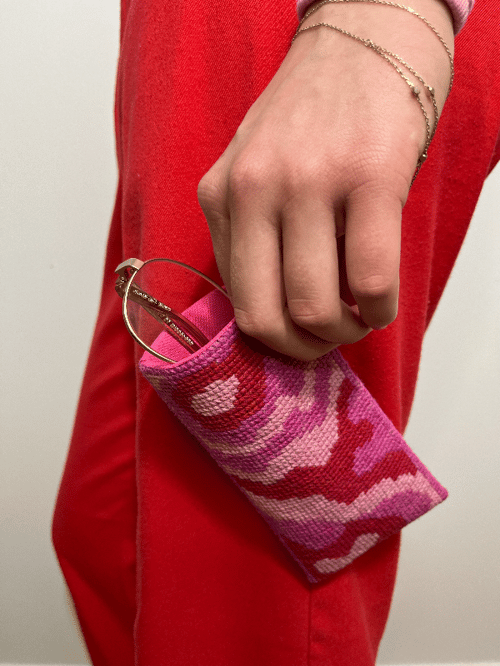 Pink waves brilleetui 2023-2 Str. 8,5 x 16,5 cm.