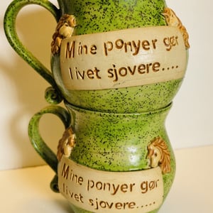 Krus med tekst  - Mine ponyer gør mig glad. – produktbillede