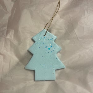 Keramik ophæng - juletræ 8 cm – produktbillede