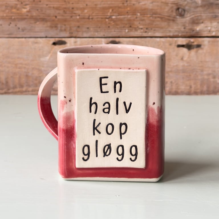 En halv kop gløgg i rød og lyserød