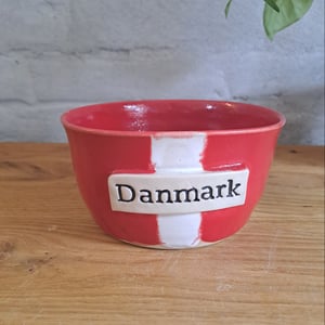 Danmarksskålen er 13 cm i diameter og 7 cm høj – produktbillede