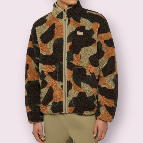 Mand iført fleecejakke med camouflageprint i grønne, brune og orange nuancer. (2)