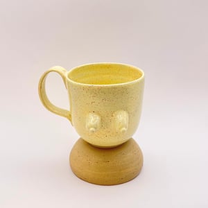 Hånddrejet keramik kop med fortrin – “Boobie Cup" – produktbillede