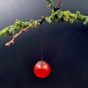Rødt vinduespynt ø 2 cm – produktbillede