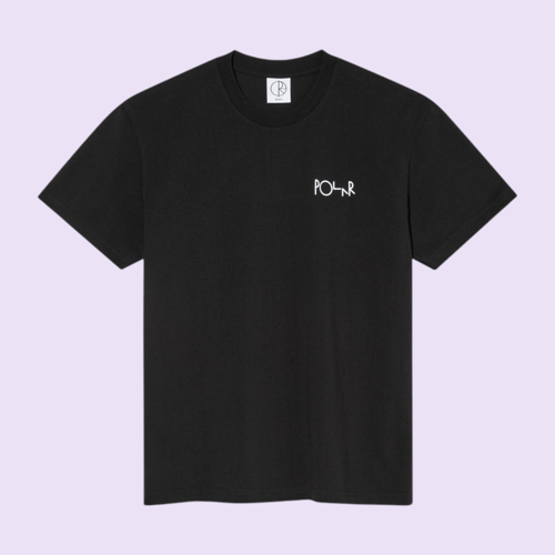 Sort T-shirt med rund halsudskæring og hvidt "POLAR" logo på venstre bryst. (1)