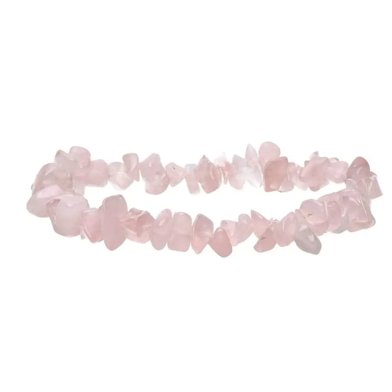 Armbånd lavet af lyserøde rosenkvarts sten i forskellige størrelser og former, strakt ud på hvid baggrund. (2)