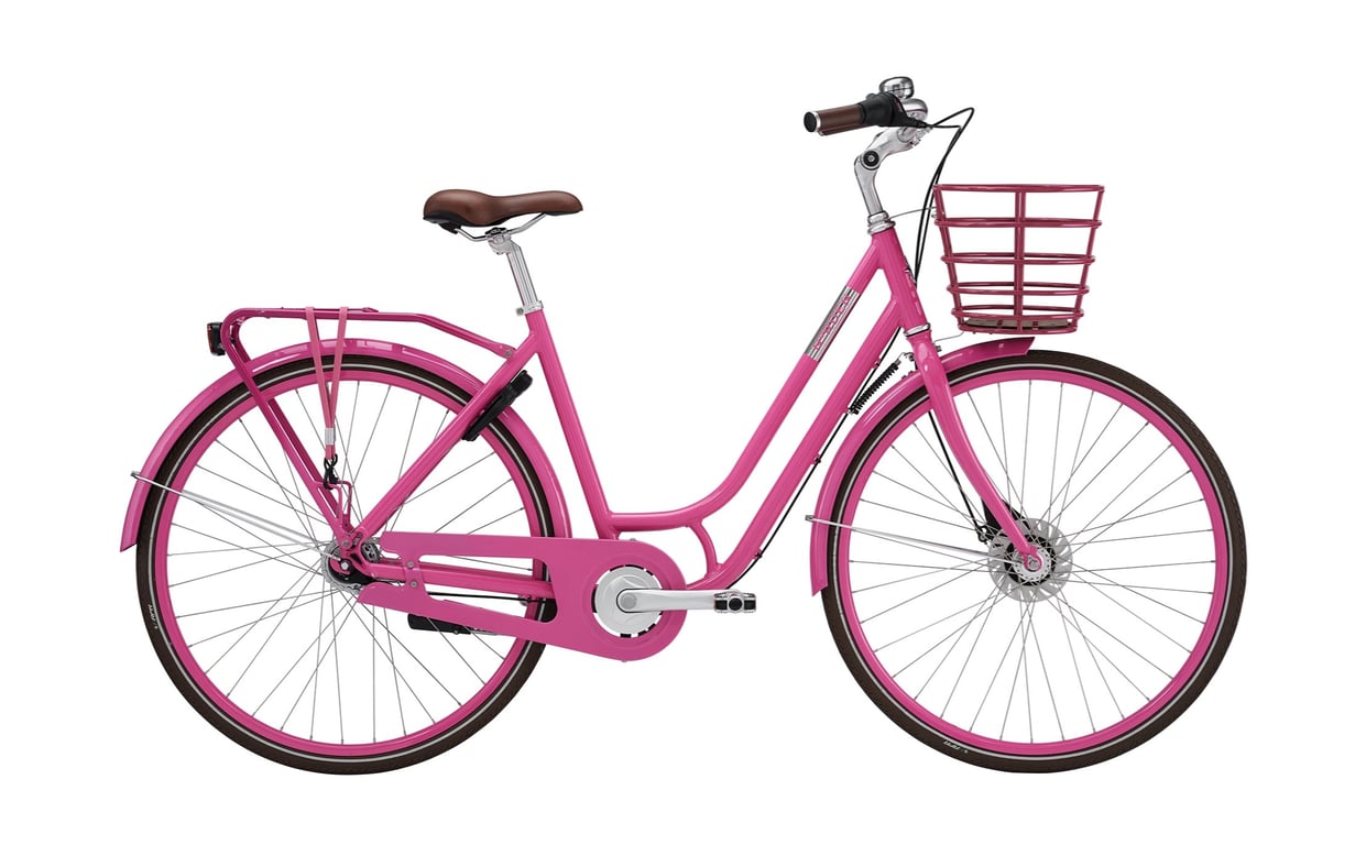 Pink bycykel med lav indstigning, brun sadel og forreste kurv, fotograferet mod hvid baggrund.