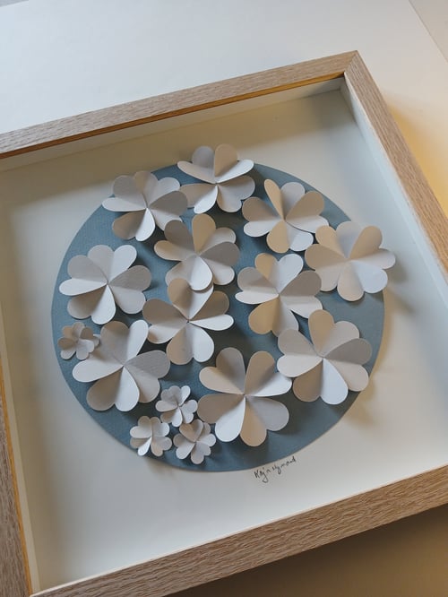 30x30cm 3D papirværk, støvet blå, skygrå, indrammet