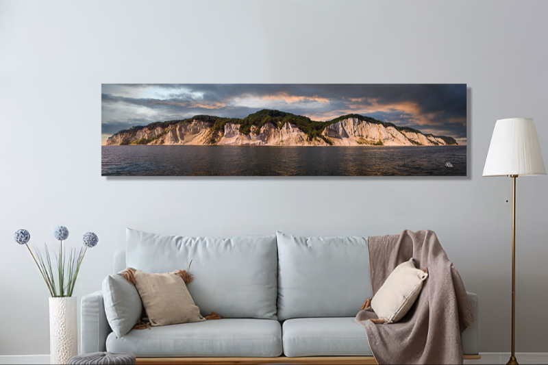Møns klint i panorama set fra Østersøen en smuk sommer eftermiddag