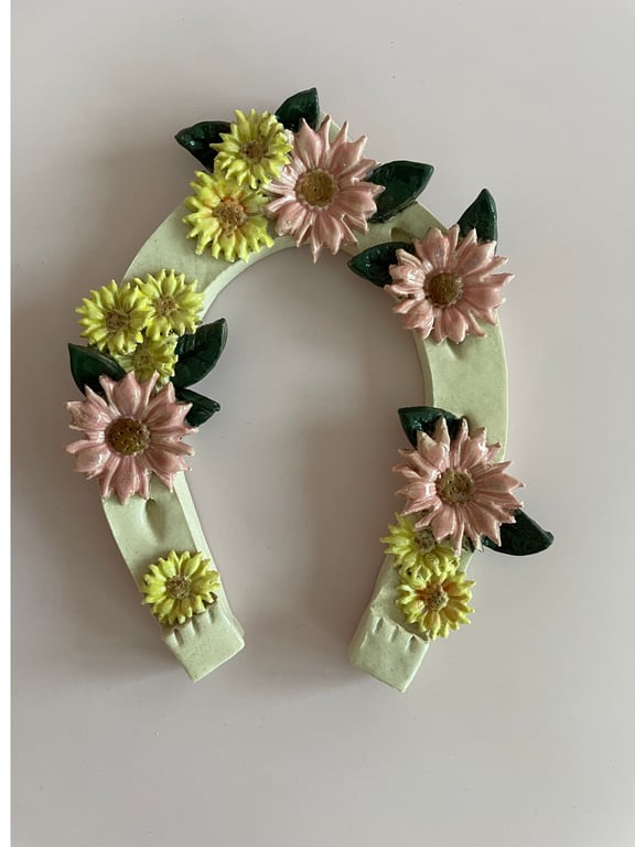 Hestesko - i keramik med små blomster i gul og rosa