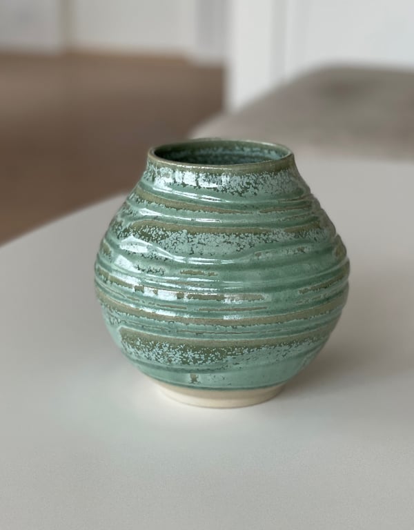 Vase m. riller/mønster, kobbergrøn - 15 cm høj billede 2