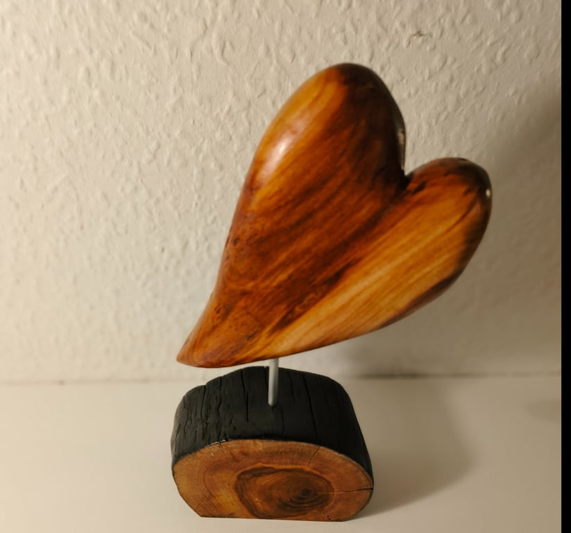 Håndlavet hjerte på brændt træfod