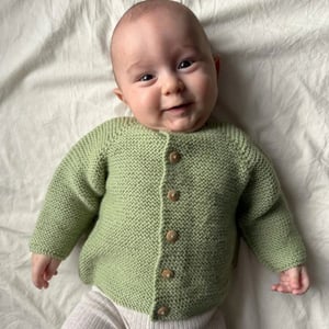 Opskrift: PetiteKnit - BEGYNDERJAKKEN – produktbillede