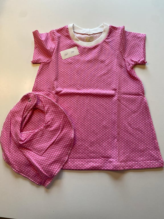 Kjole med korte ærmer og hagesmæk. Størrelse 74