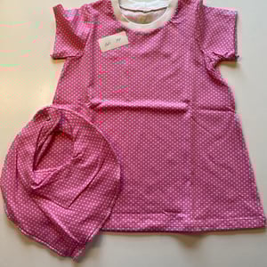 Kjole med korte ærmer og hagesmæk. Størrelse 74 – produktbillede