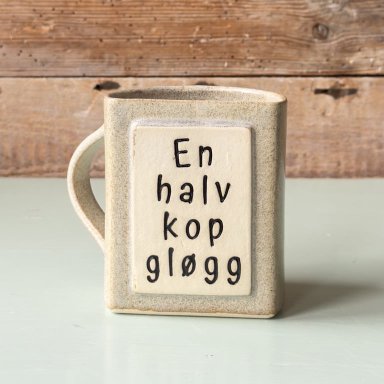 En halv kop gløgg i sandfarvet
