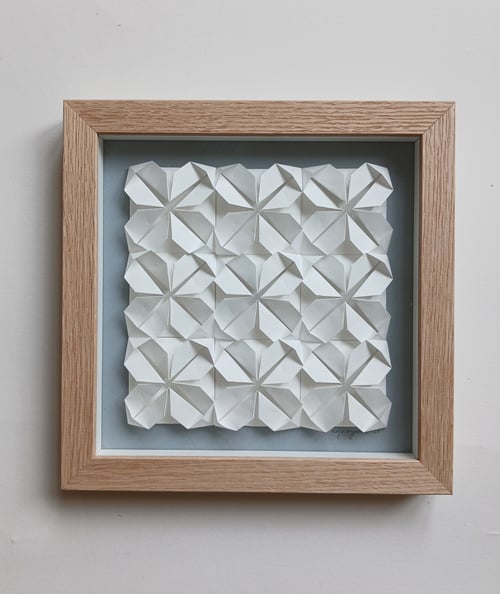  20x20cm Foldet papirværk, hvid-dueblå, indrammet