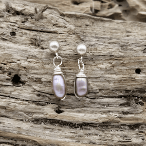 Mørke perle ørestikker. – produktbillede