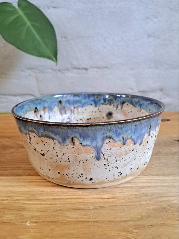 Serveringsskålen er 17 cm i diameter og 7 cm høj