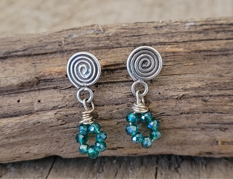 Grønne krystal ørestikker.