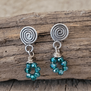 Grønne krystal ørestikker. – produktbillede