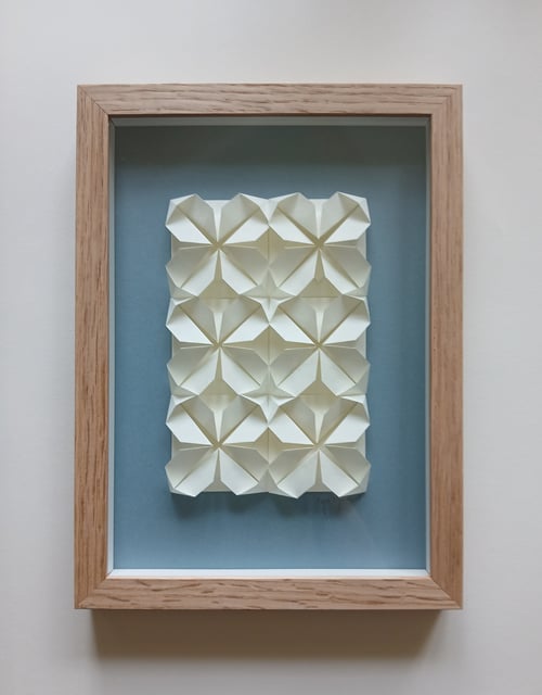 A4, Foldet værk, dueblå, indrammet 