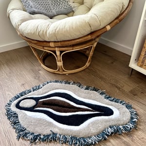 Tuftet gulvtæppe – Kone i Blå/Beige nuancer – 100 % blødt akryl (45x80 cm) – produktbillede