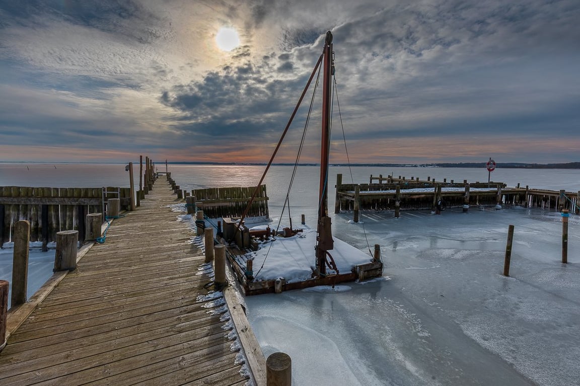 Vinterens stille glød over Bøgestrømmen