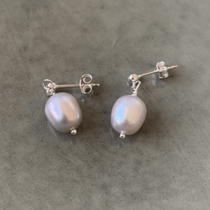 Grå ferskvandsperle øreringe (small) – produktbillede