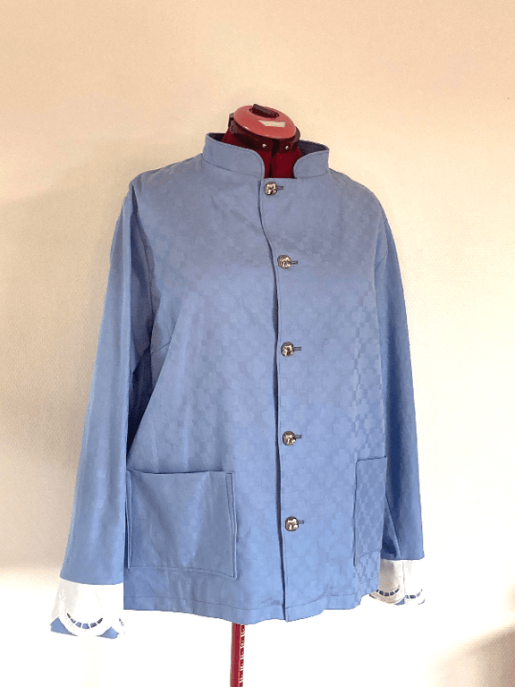 Dueblå jakke med blonde-detaljer