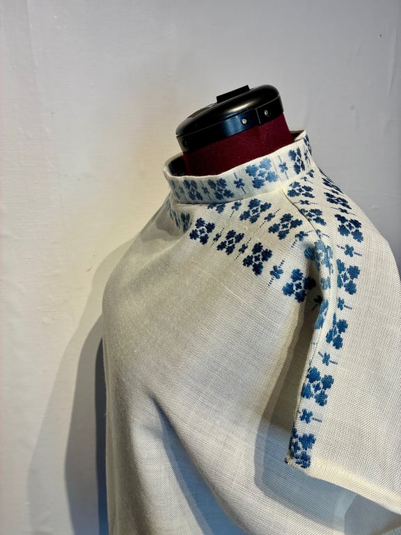 Trine bluse med blå blomster billede 4