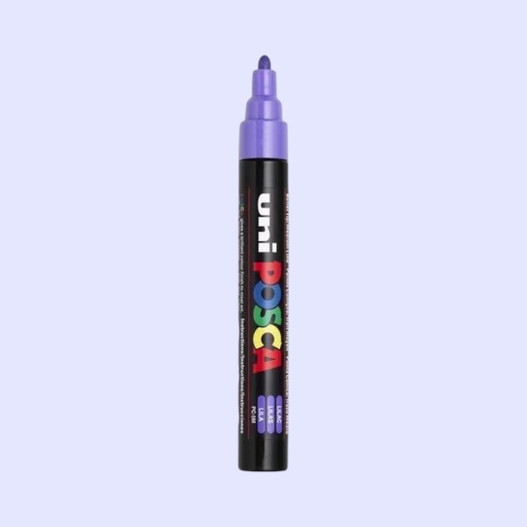 Lilla Uni Posca tusch marker med skrå spids på lys lilla baggrund.