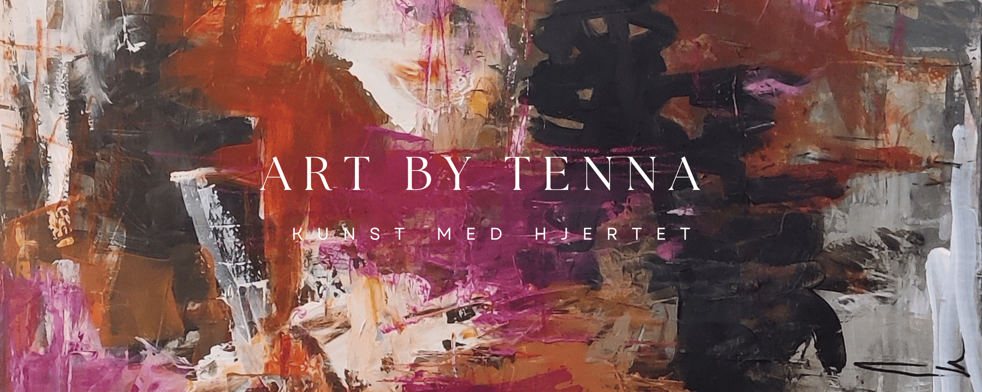 Abstrakt maleri med varme farver som orange, lilla, sort og hvid, overlagret med teksten "Art by Tenna" og "Kunst med hjertet".