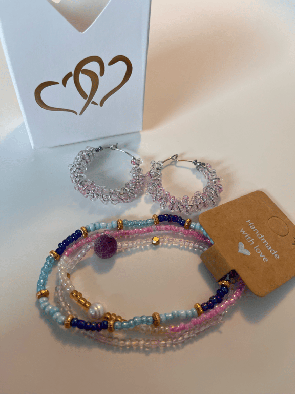 Meget lyserøde glasperler snoet omkring creolerne billede 3