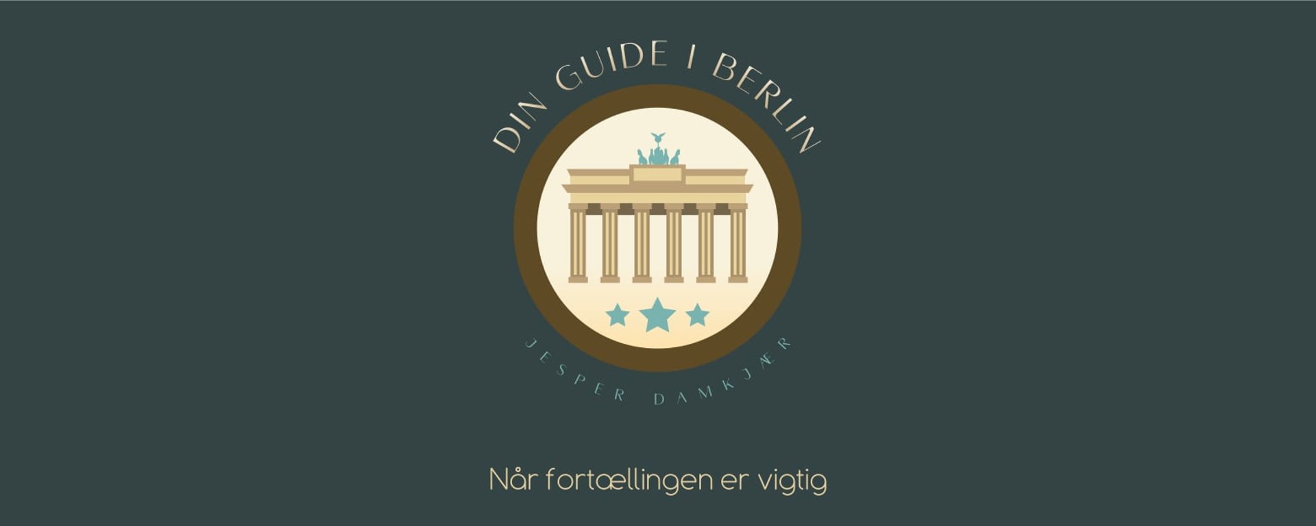 Logo med illustration af Brandenburger Tor omgivet af teksten "Din guide i Berlin" og "Jesper Damkjær" samt sloganet "Når fortællingen er vigtig" på mørk baggrund.