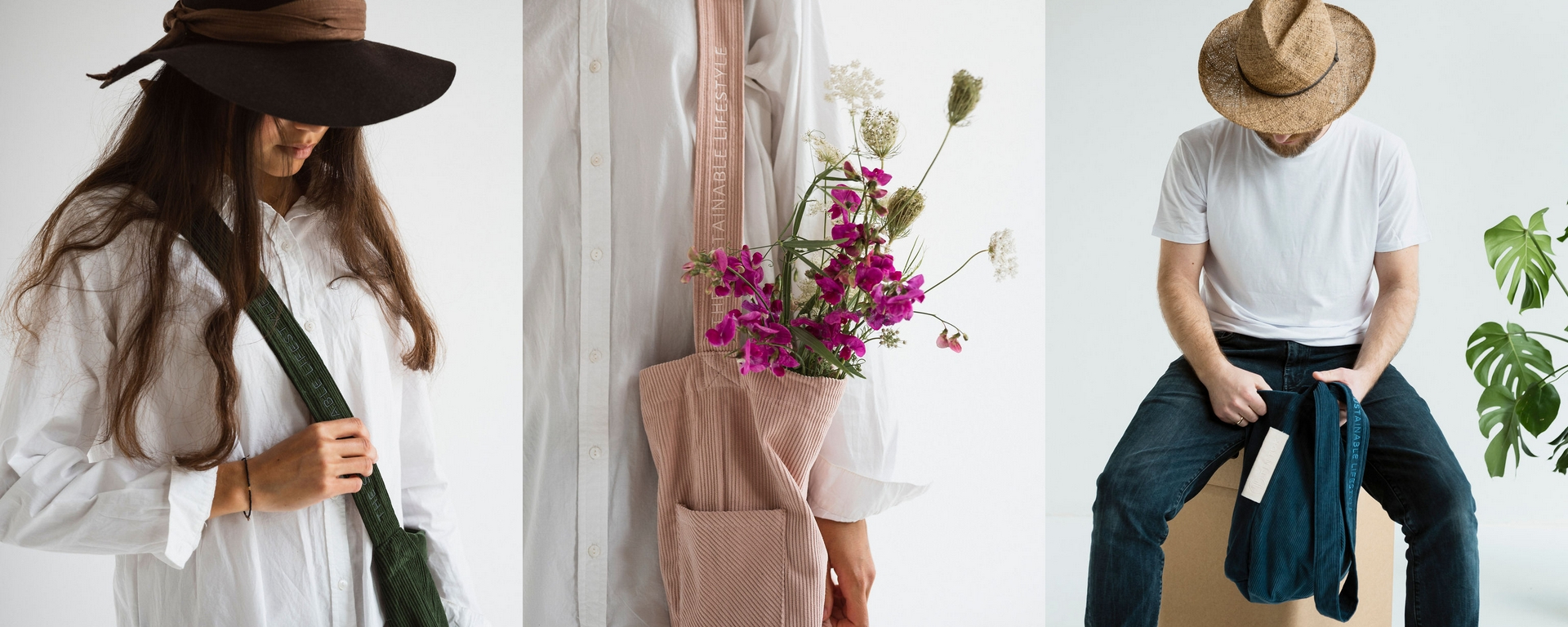 Tre personer iført hatte og hvide skjorter, der viser bæredygtige stoftasker i forskellige farver, hvor den midterste taske indeholder lilla blomster.