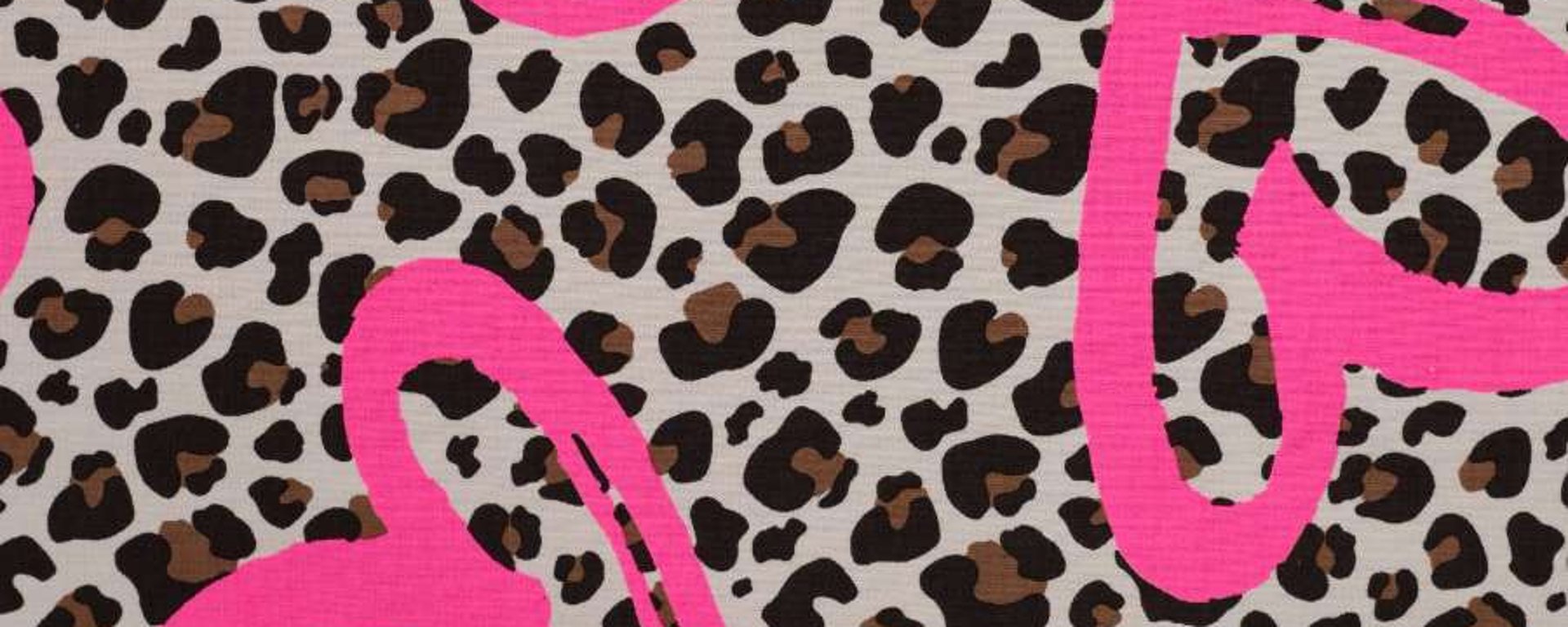 Flere røde og sorte traktorer arbejder på en mark med hø under en overskyet himmel.